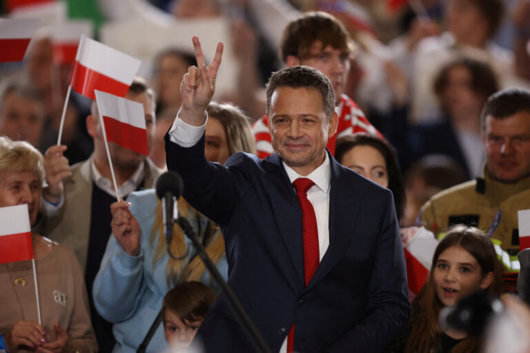 Mișcarea suveranistă est europeană cedează și în Polonia: Centristrul polonez Trzaskowski, ușor în avans în alegerile prezidențiale