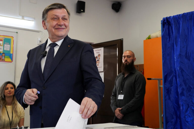 Favoriții în sondaje, Crin Antonescu, Nicușor Dan și George Simion, primii candidați la prezidențiale care au votat în această dimineață