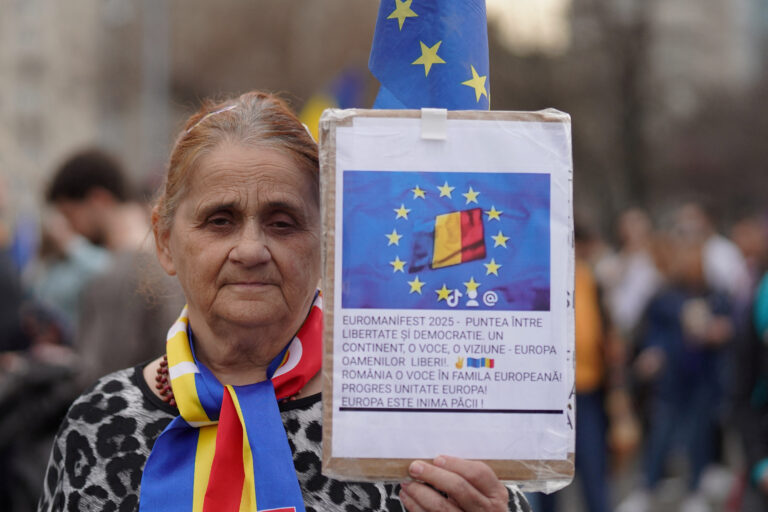 Scriitori și cineaști români cer un vot prezidențial pro-european