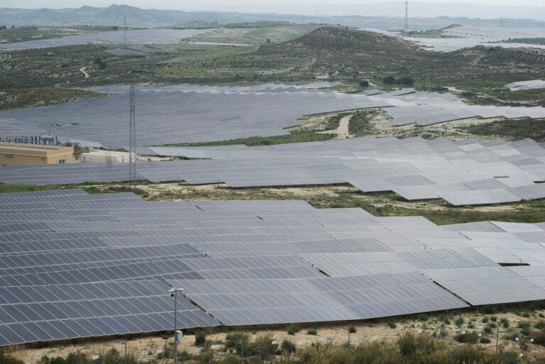 Tarifele SUA și încetinirea Europei remodelează comerțul global cu panouri solare