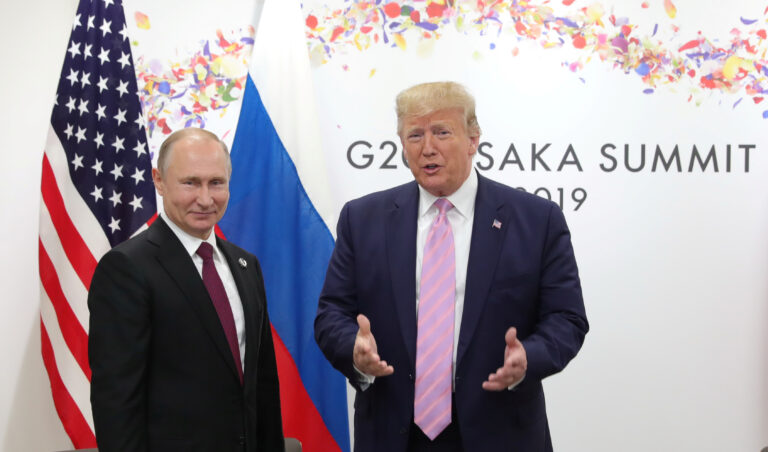 Trump se oferă să participe la eventualele negocieri Rusia-Ucraina din Turcia