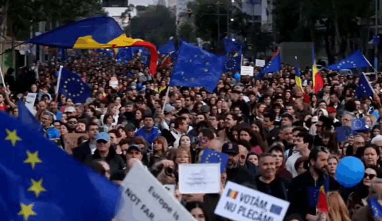 Mii de români au ieșit în stradă pentru a susține apartenența României la Uniunea Europeană (VIDEO)