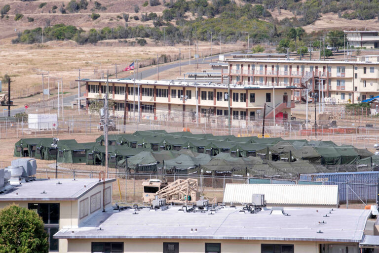 Trump: detențiile migranților la Guantanamo Bay costă 100.000 de dolari pe zi pentru fiecare persoană, spune un senator