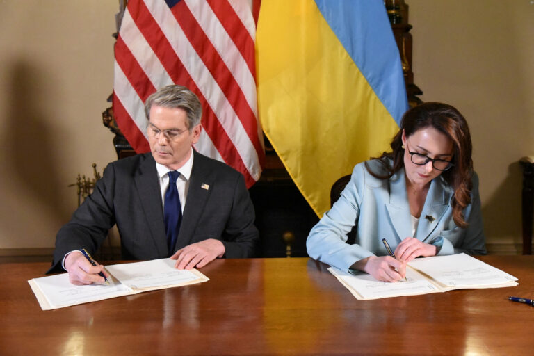 Ucraina și SUA semnează acordul privind mineralele, dorit de Trump (video)