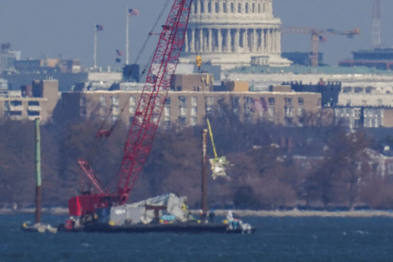 FAA investighează după ce două zboruri din Washington au întrerupt aterizarea din cauza unui elicopter aflat în apropiere