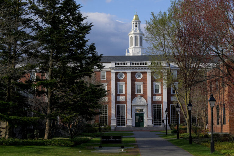 Judecătorul blochează administrația Trump să revoce înscrierea studenților străini la Harvard