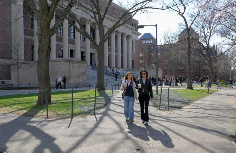 UPDATE: Studenții străini de la Harvard, în incertitudine după ce administrația Trump le anulează înscrierea