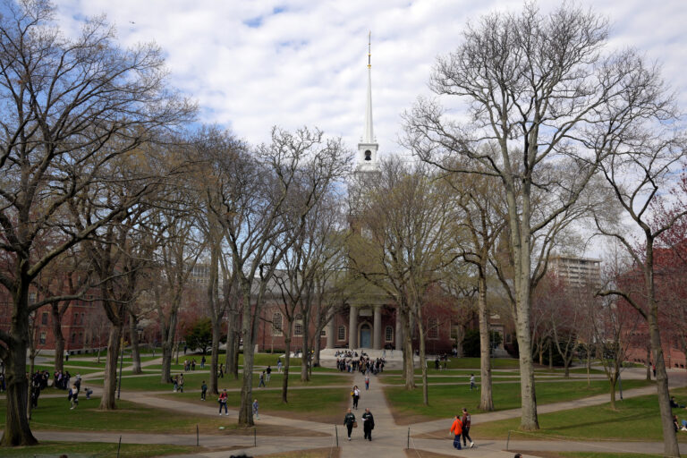 Administrația Trump blochează Harvard să înscrie studenți străini, amenință cu o represiune mai amplă