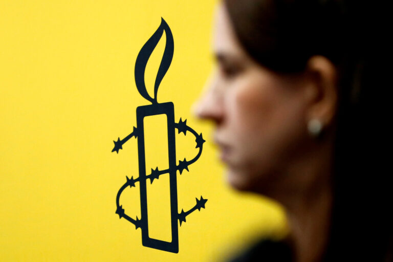 Rusia interzice Amnesty International, care promite să își dubleze eforturile privind identificarea abuzurilor asupra drepturilor omului