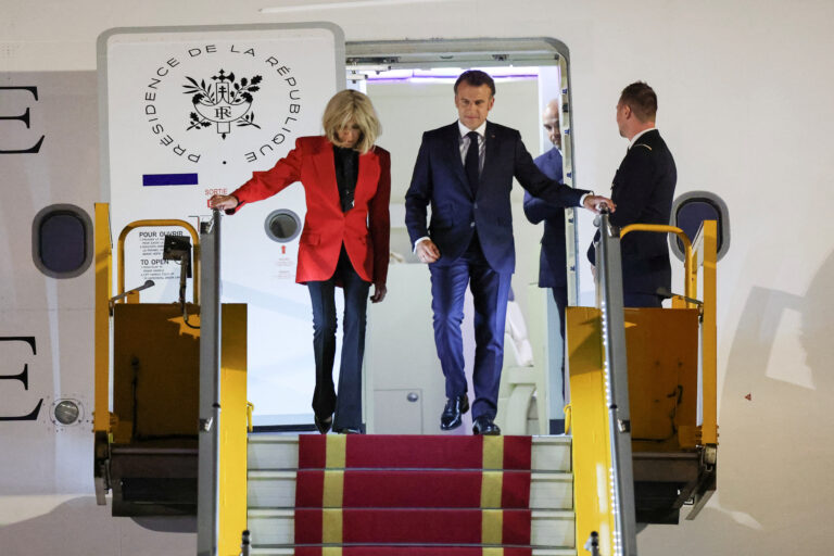 Președintele Franței, Macron, speră la acorduri în domeniile apărării, energiei și tehnologiei la începutul turneului său în Asia