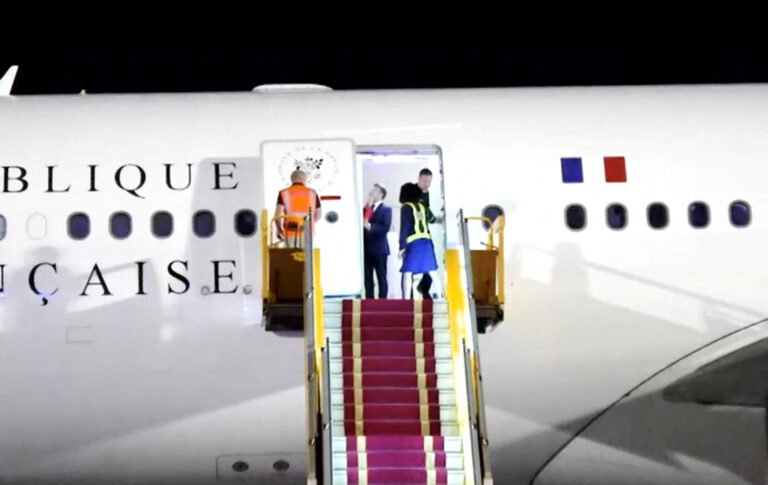 Macron minimalizează aparenta împingere din partea soției în Vietnam (VIDEO)