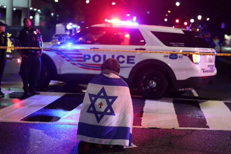 Doi angajați ai ambasadei Israelului uciși într-un atac armat la Washington, suspectul a fost reținut