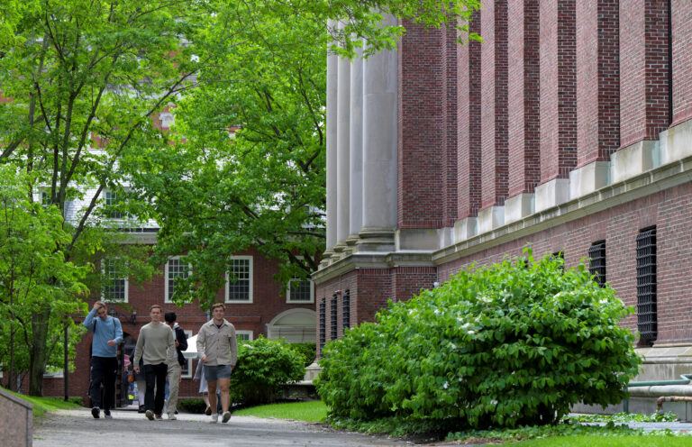 Harvard solicită încetarea reducerilor de fonduri federale din SUA: Cercetarea pentru securitate națională și sănătate publică, în pericol