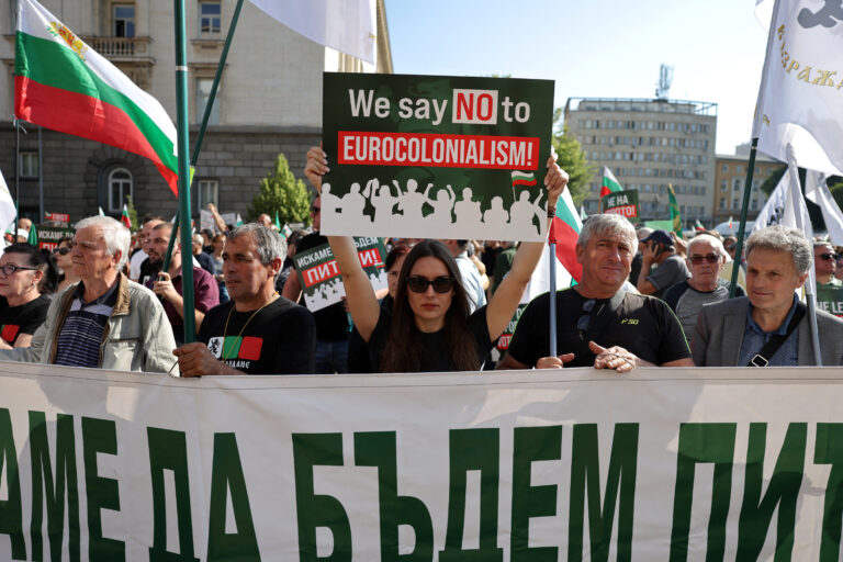 Bulgarii, împărțiți în privința monedei euro după aprobarea aderării la zona euro