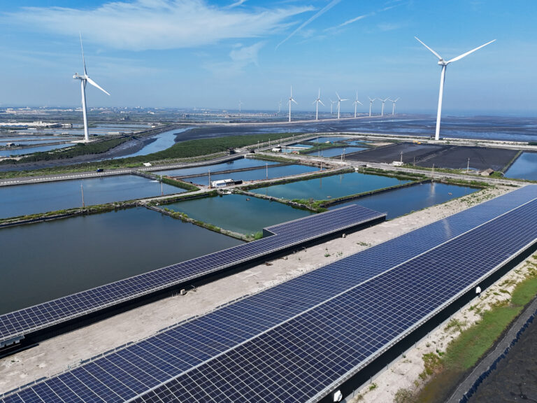 Investițiile globale în energie vor atinge un record de 3,3 trilioane de dolari în 2025, estimează AIE