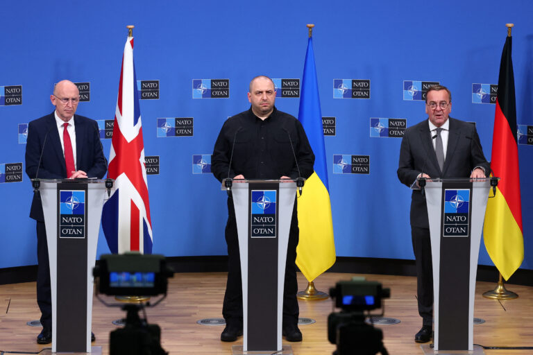 Miniștrii NATO discută creșterea cheltuielilor de apărare înaintea summitului decisiv al Alianței