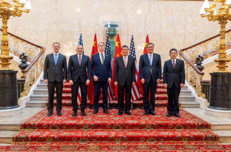 SUA și China ajung la un acord pentru relaxarea restricțiilor la exporturi și menținerea armistițiului tarifar