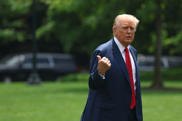 Trump marchează un moment important al armatei în timp ce trupele sunt desfășurate în Los Angeles