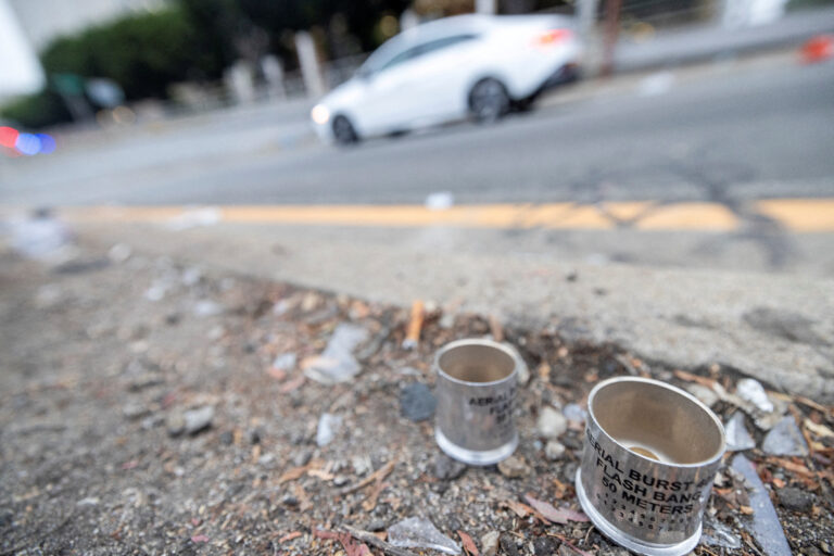 Ce arme „non-letale” folosesc forțele de ordine în protestele din Los Angeles?