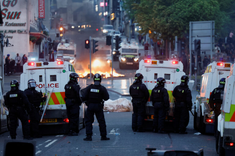 Tulburări violente în Irlanda de Nord: Protestatari atacă poliția și incendiază case pentru a doua noapte consecutiv (VIDEO)