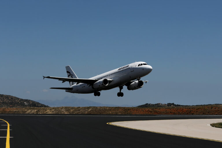 Factbox – Companiile aeriene suspendă zborurile după atacurile Israelului asupra Iranului