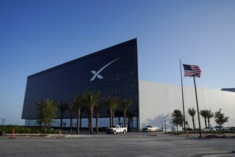 Casa Albă revizuiește contractele SpaceX pe fondul tensiunilor dintre Trump și Musk, spun surse