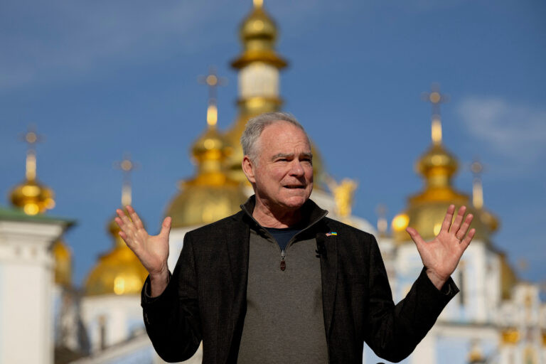 Un senator democrat din SUA propune limitarea puterilor lui Trump privind un posibil război cu Iranul