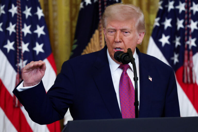 Sondaj Reuters/Ipsos: Aprobarea lui Trump rămâne la 42%, sprijinul pentru politica sa de imigrație scade