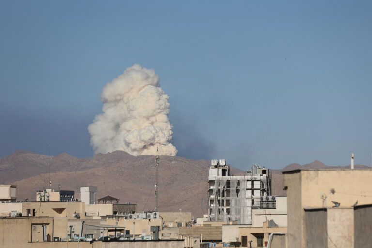 Iran și Israel lansează noi atacuri aeriene.Trump analizează implicarea militară a SUA