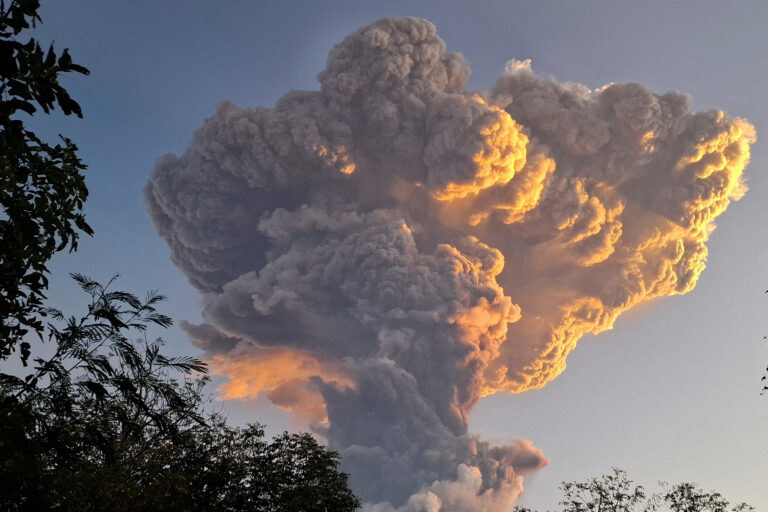 Zborurile spre Bali, Indonezia, reiau activitatea după întreruperea cauzată de erupția vulcanică