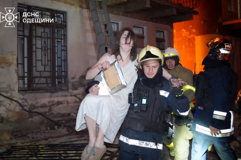 Un mort și 14 răniți în urma unui atac aerian rusesc nocturn asupra orașului Odesa, Ucraina