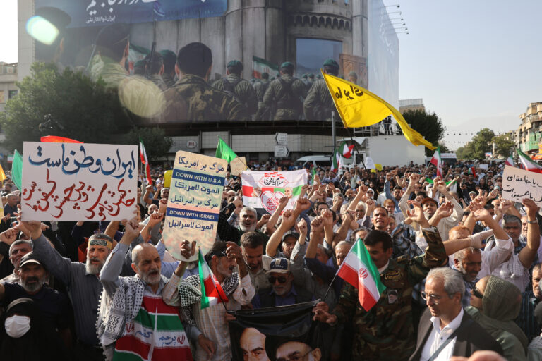Iran lansează rachete asupra bazei americane din Qatar, Trump face apel la pace
