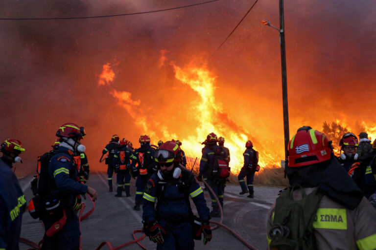 Pompierii luptă pentru a doua zi consecutiv cu incendiile de vegetație de pe insula Chios, Grecia – alertă majoră de incendii în regiune
