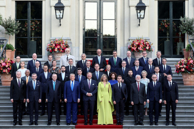 NATO se angajează la creșterea cheltuielilor cerută de Trump și reafirmă apărarea reciprocă