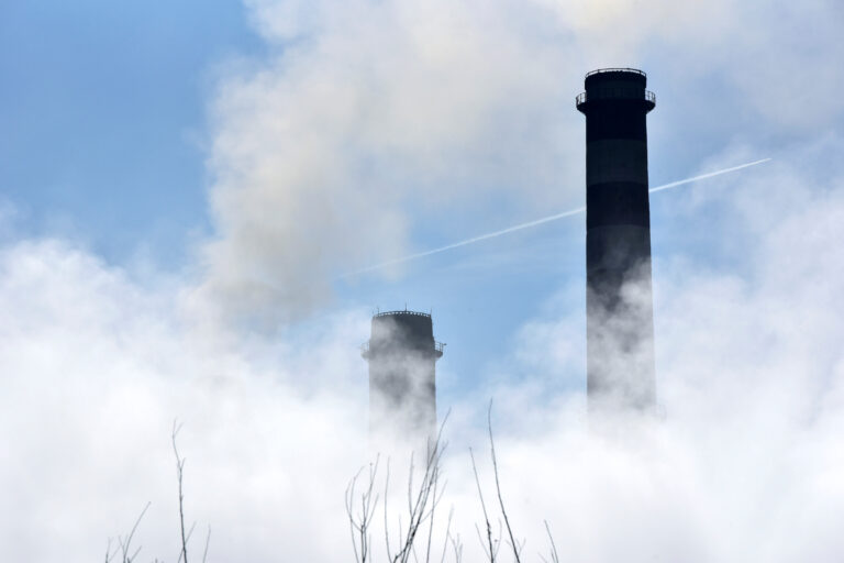 Emisiile globale de CO2 din energie au atins un nivel record în 2024, arată un raport