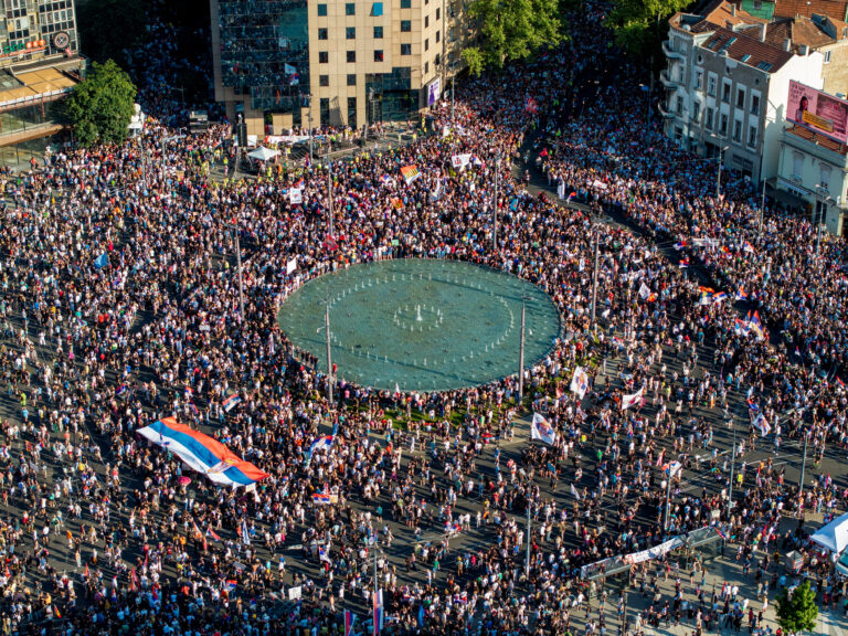 Ciocniri între poliția sârbă și protestatarii anti-guvernamentali