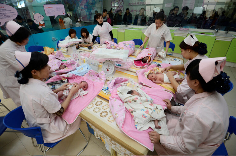 China va obliga toate spitalele să ofere epidurale pentru a încuraja natalitatea