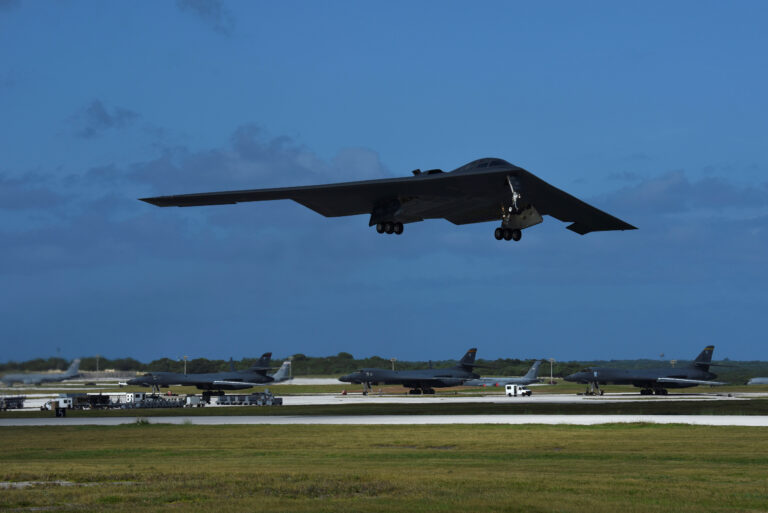 Bombardierele B-2 se mută în Guam pe fondul tensiunilor din Orientul Mijlociu, spun oficialii americani