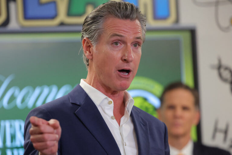 Trump spune că „țarul graniței” ar trebui să-l aresteze pe guvernatorul Californiei, Newsom