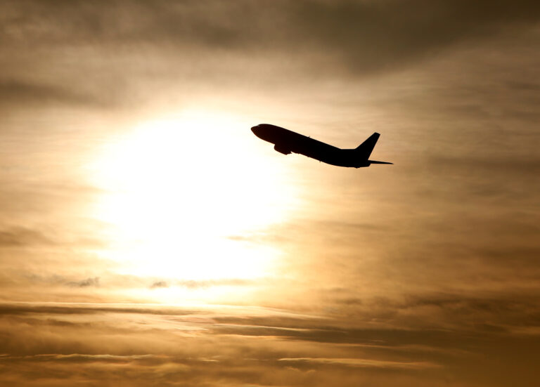Companiile aeriene evită în continuare spațiul aerian din Orientul Mijlociu după atacul SUA asupra Iranului