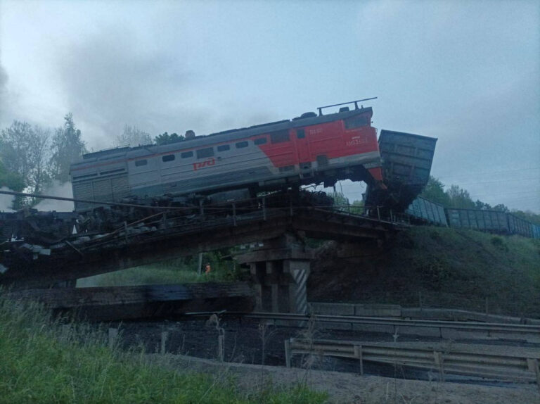 Un pod s-a prăbușit în regiunea Kursk din Rusia în timp ce trecea un tren de marfă, spune guvernatorul regional