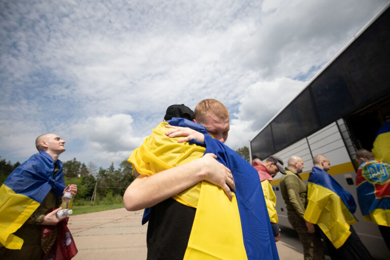 „Mamă, am ajuns acasă!” Rusia și Ucraina fac un schimb de prizonieri de război
