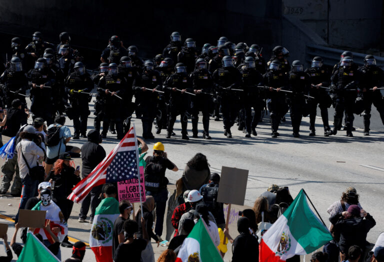 Poliția din Los Angeles le cere protestatarilor pentru drepturile imigranților din centrul orașului să plece acasă