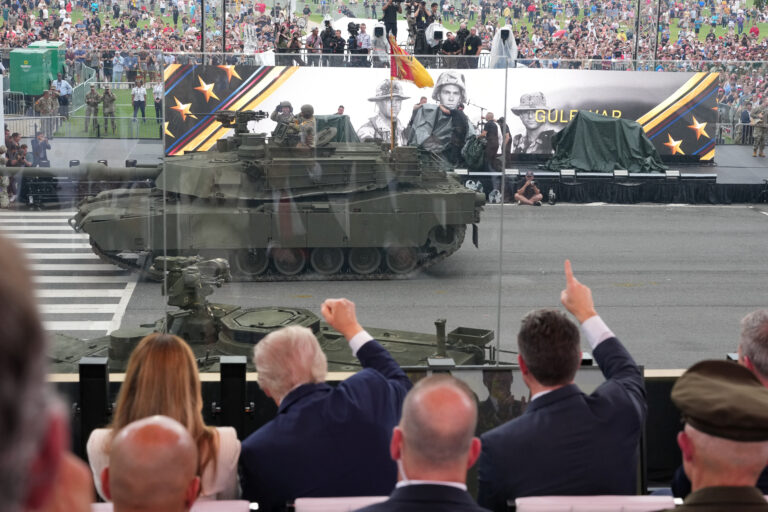 După o zi de proteste la nivel național, parada militară a lui Trump defilează prin Washington D.C.(VIDEO)