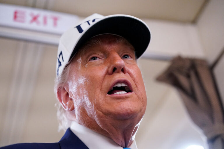 Interdicția de călătorie impusă de Trump pentru 12 țări intră în vigoare luni dimineață
