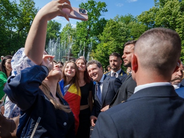 Nicuşor Dan, baie de mulţime, alături de Maia Sandu, la Chişinău. A fost primit cu flori şi aplauze iar oamenii au strigat: Nicuşor!