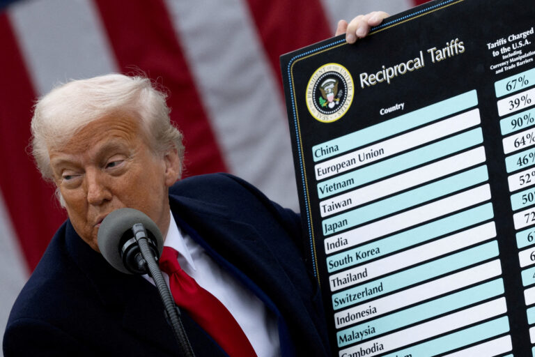 Trump semnează un ordin executiv prin care prelungește termenul limită pentru tarife până la 1 august