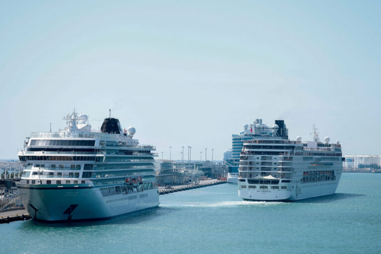 Barcelona, cel mai aglomerat port de croazieră din Europa, va reduce activitatea din cauza supraturismului