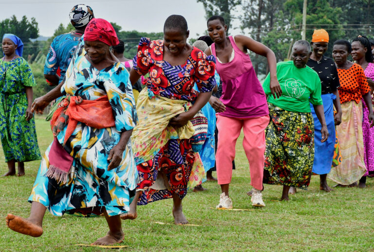 Cursurile de fitness ajută femeile în vârstă din Uganda să combată obezitatea și diabetul în creștere