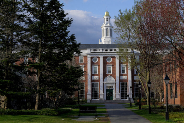 Harvard și Administrația Trump se confruntă în instanță din cauza finanțărilor anulate